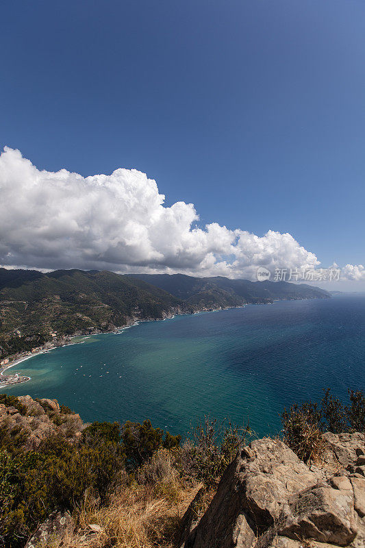 来自 Promontorio del Mesco 的五渔村